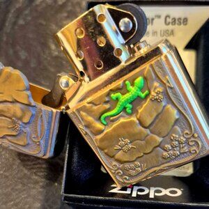 Cool Brass Armor Gecko Surprise 3D Emblem Zippo Lighter